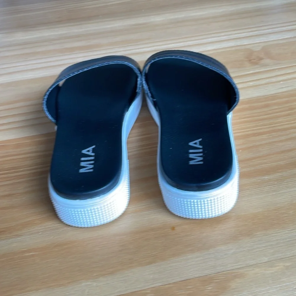 Mia Black and‎ White Sandal Slides